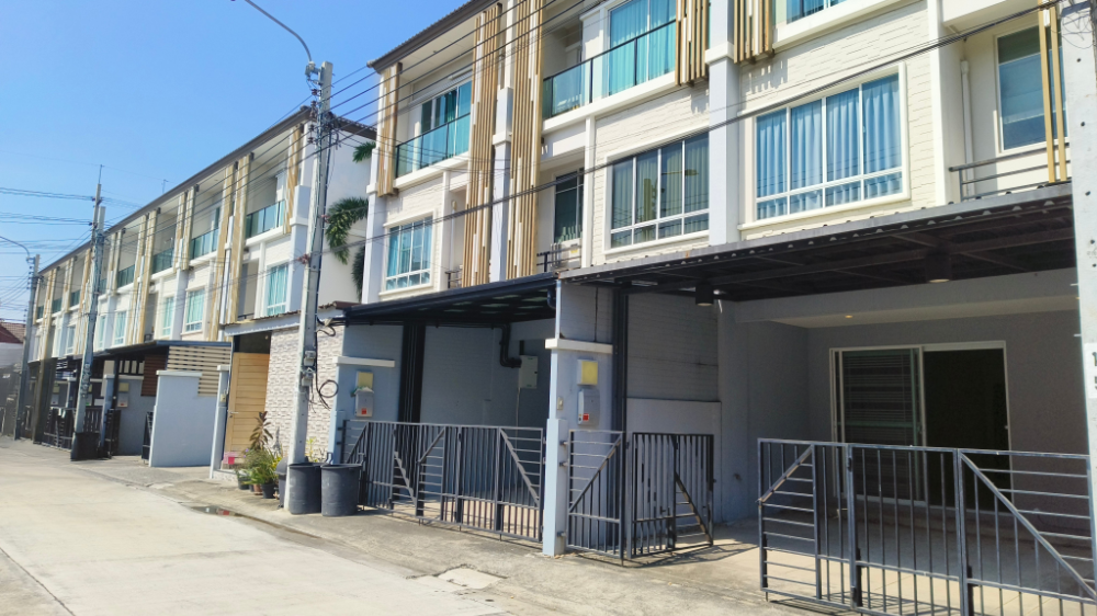 For RentTownhomeChaengwatana, Muangthong : For rent: 3-storey townhouse, next to Muang Thong Thani expressway, Pink Line BTS station, garden view, no one in front of the house!!
