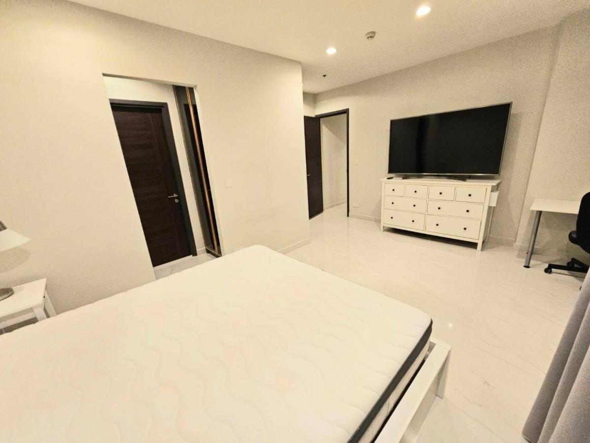 For SaleCondoSukhumvit, Asoke, Thonglor : C Ekkamai / Beautiful room, high floor, open view, best real price in the market in the heart of Ekkamai / 3 bedrooms, 3 bathrooms, 100 sq m. Call 0937890899