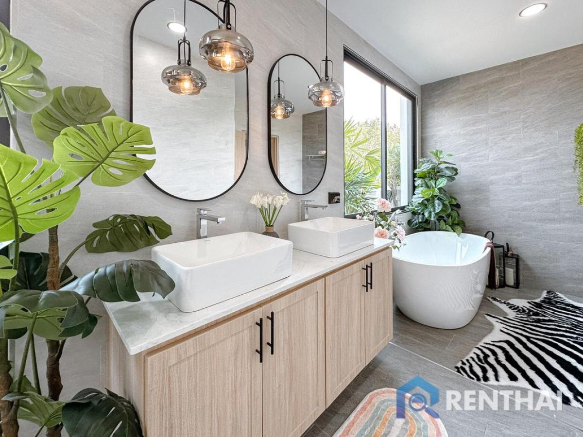 For SaleHousePattaya, Bangsaen, Chonburi : Stunning 3-Bedroom Pattaya Home