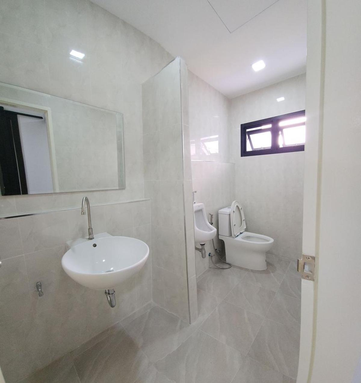 ให้เช่าอาคารพาณิชย์พัฒนาการ ศรีนครินทร์ : 03/04/2026, ให้เช่าทาวน์โฮมใหญ่ H-Cape Biz Sector อ่อนนุช 295 ตรม. 
ทำเลดี พร้อมพื้นที่กว้าง 31.3 ตร.ว. เช่าเพียง 75,000 บาท/เดือน 0642748883