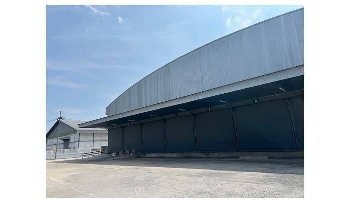 For RentWarehouseSriracha Laem Chabang Ban Bueng : Warehouse for rent, Chonburi-Ban Bueng Road, size 9,072 sq m.