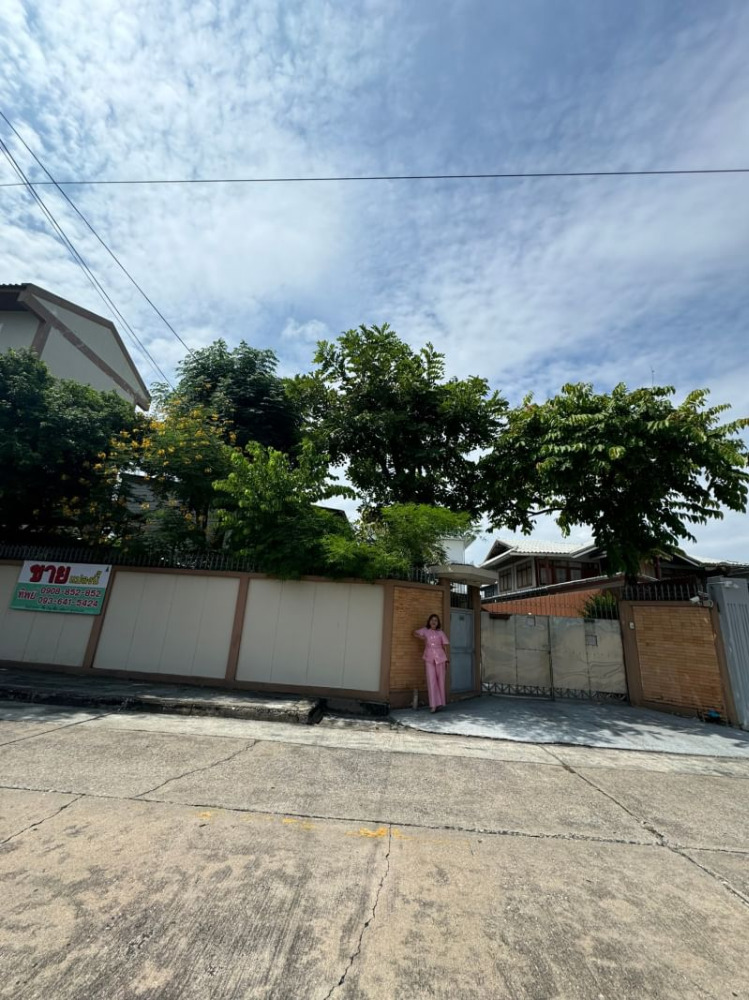 For SaleLandSapankwai,Jatujak : Land for sale, area 225 square wah, with 3 buildings, Thetsaban Songkhro Road and Prachachuen Road