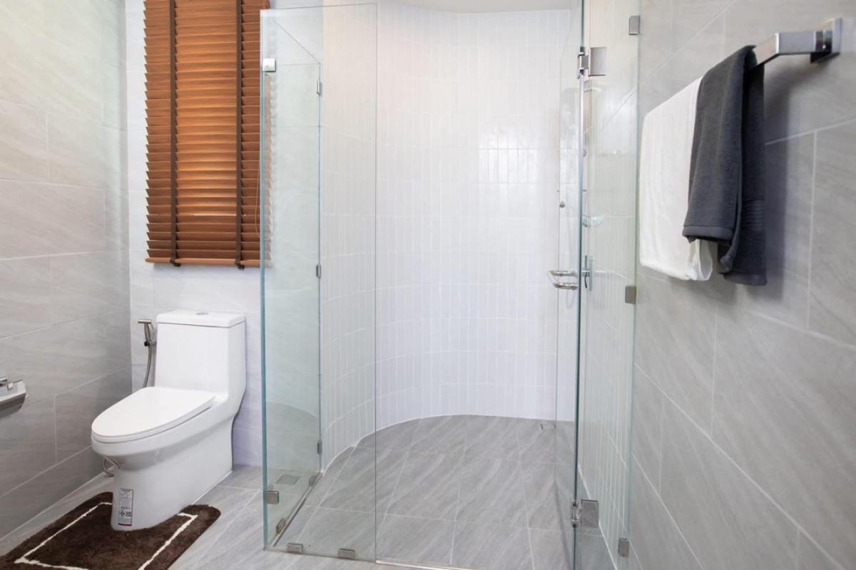 ให้เช่าบ้านลาดกระบัง สุวรรณภูมิ : 📢👇 Pool villa, 3-story at Altitude Forest Onnut-Latkrabang, nice modern decoration or able to rent as unfurnished