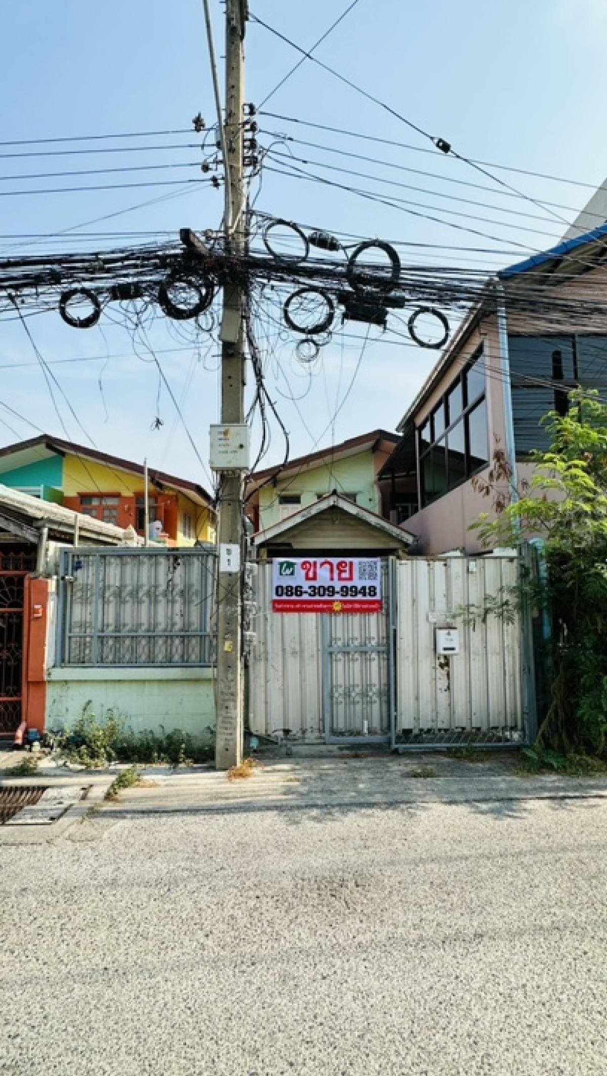 For SaleTownhomeNawamin, Ramindra : Land for sale with building, area 39 square wah, Soi Ram Intra 8, Intersection 2, near the Pink Line MRT Ram Intra Station, Km.4, only 500 meters.