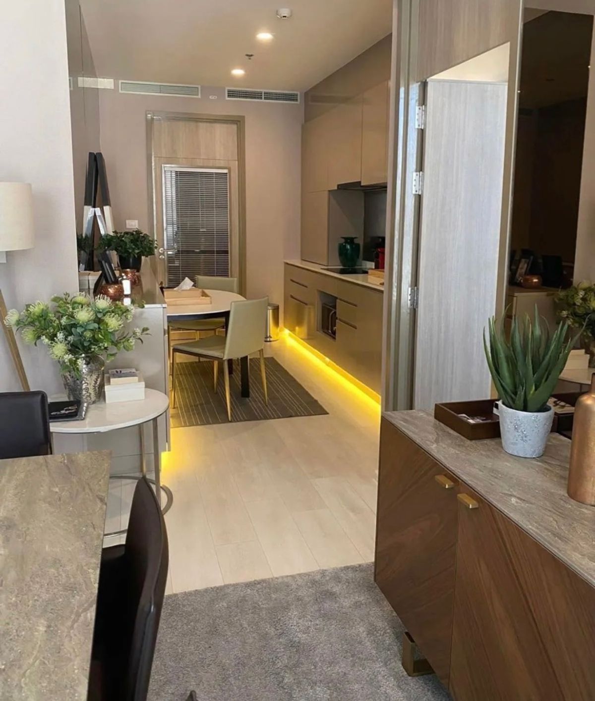 ให้เช่าคอนโดวิทยุ ชิดลม หลังสวน : Noble Pleonchit Luxury 3B 3B size 180, City view, Fully furnished, Rent 180,000 THB/month (Fern 081-5965196)