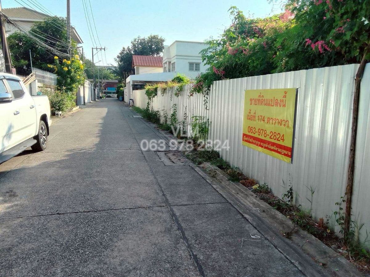 ขายที่ดินโชคชัย4 ลาดพร้าว71 : VLM 983  ขายที่ดิน  ซอยลาดพร้าว 83 กว้าง ~6 เมตร แขวงคลองเจ้าคุณสิงห์ เขตวังทองหลาง ทิศตะวันออก  เนื้อที่ 174 ตารางวา