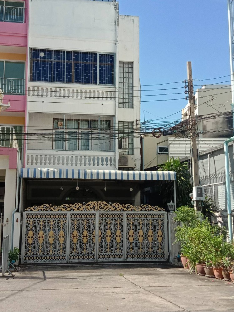 For RentTownhomeSathorn, Narathiwat : For rent: 3-storey townhouse, 27 sq m, good price, on Charoen Krung Road 89/1