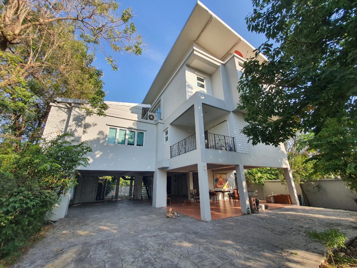 For SaleHouseChaengwatana, Muangthong : A house with extreme privacy, the back is next to the new canal, a natural atmosphere that is hard to find in the city.
