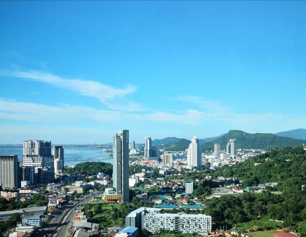 For RentCondoSriracha Laem Chabang Ban Bueng : Condo for rent, clean room, fully furnished, Sriracha city view, short-term contract