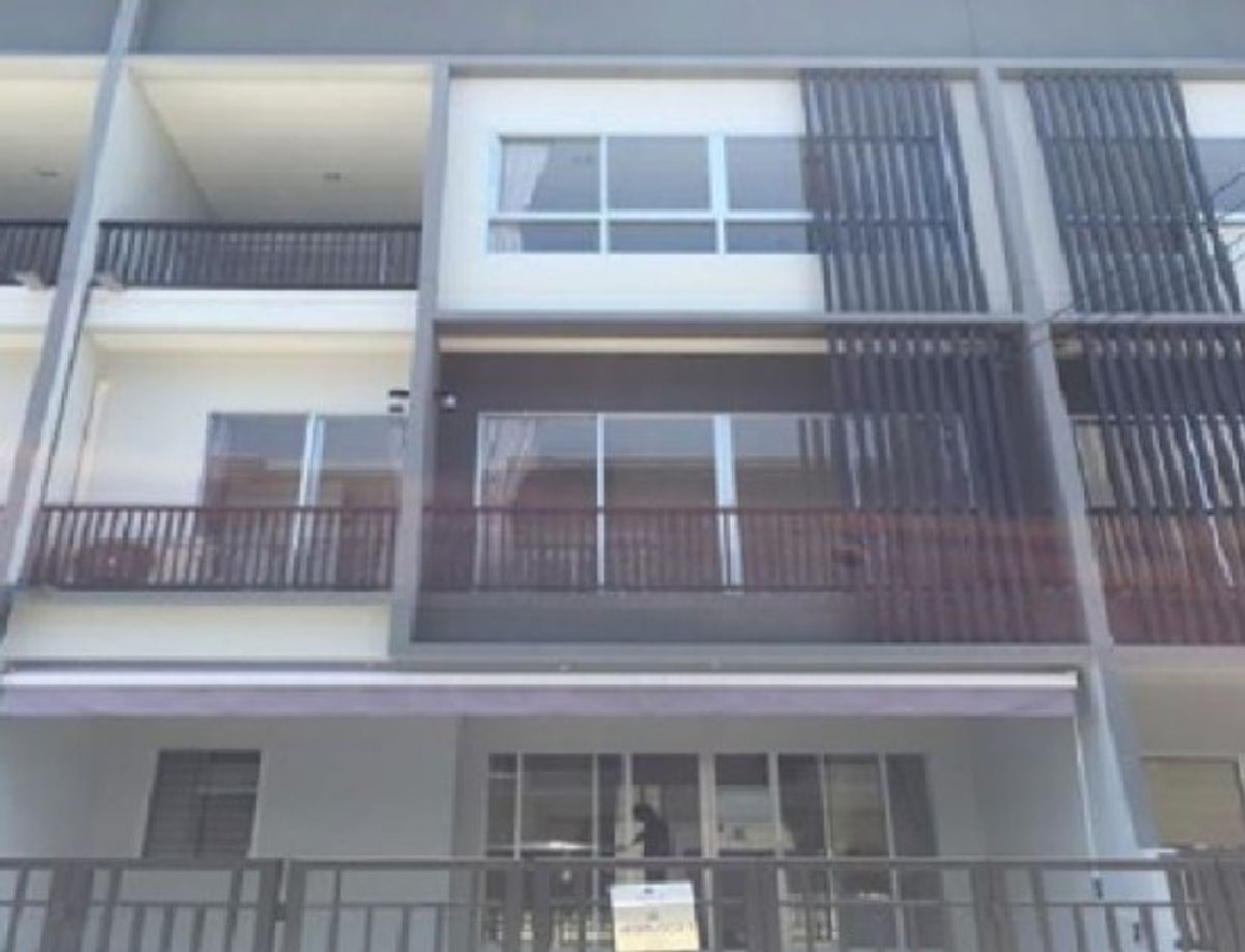 For RentTownhomeNawamin, Ramindra : Call 081-632-0632 Townhouse for rent, 3 floors, Plex Watcharaphol project, Plex Watcharaphol, Ram Intra 65, Watcharaphol intersection, corner house, garden view / some furniture / air conditioner / living, no pets allowed