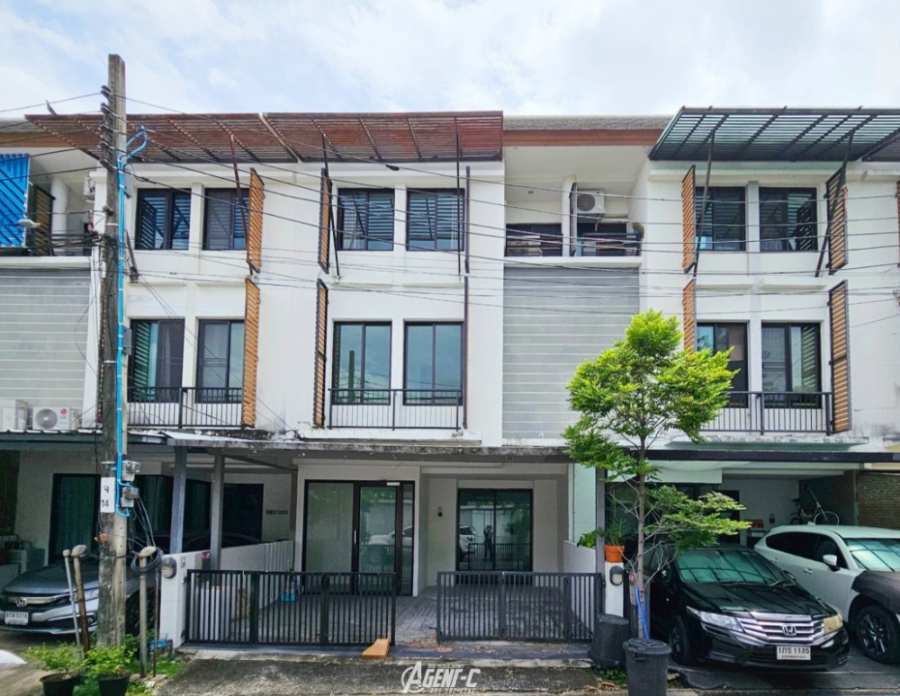 ขายทาวน์โฮมเกษตร นวมินทร์ ลาดปลาเค้า : อารียา โมว่า เกษตร-นวมินทร์ ทาวน์โฮม 3ชั้น #รีโนเวทใหม่ เนื้อที่มากถึง 21.4 ตรว. ฟังก์ชั่น 3 ห้องนอน 3 ห้องน้ำ 2 ที่จอดรถ หน้าบ้านไม่ชนใคร มีความเป็นส่วนตัว ทำเลเดินทางสะดวก ใกล้ ม.เกษตร