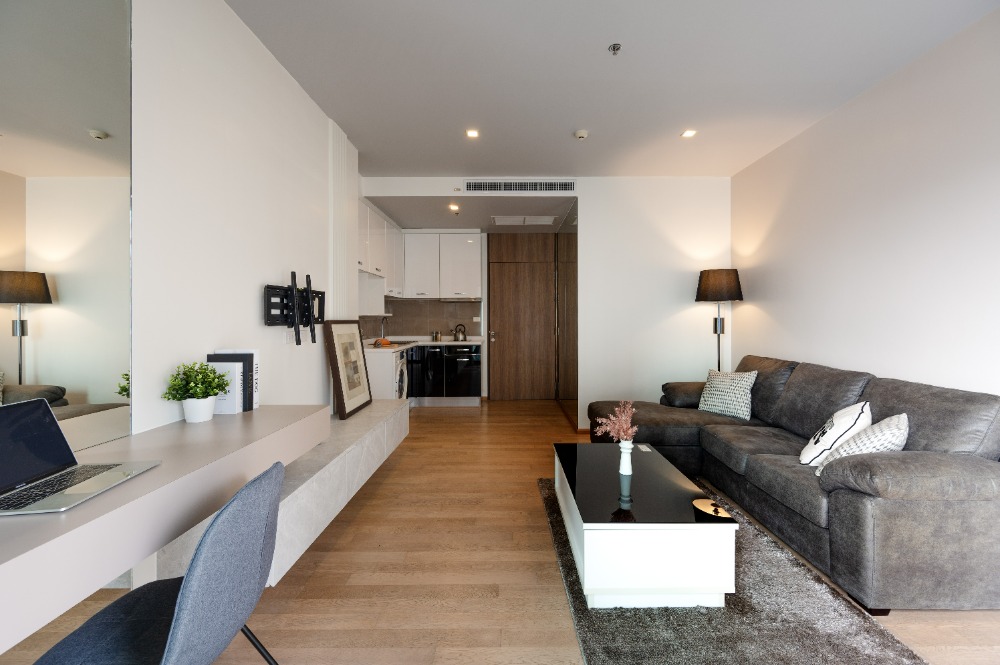 For SaleCondoSukhumvit, Asoke, Thonglor : Spacious 1 bed with nice decoration “Noble Refine” next to BTS Phrom Phong 081-245-7349