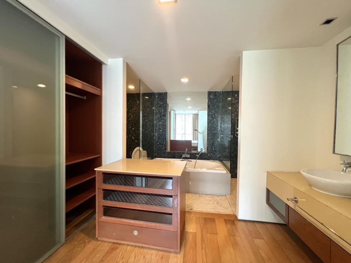 For SaleCondoOnnut, Udomsuk : Urgent sale!! Ficus Lane size 210.48 Sq.m 3 bed 3 bath only 34,500,000 M. Contact 086-795-9997 (Jimmy)