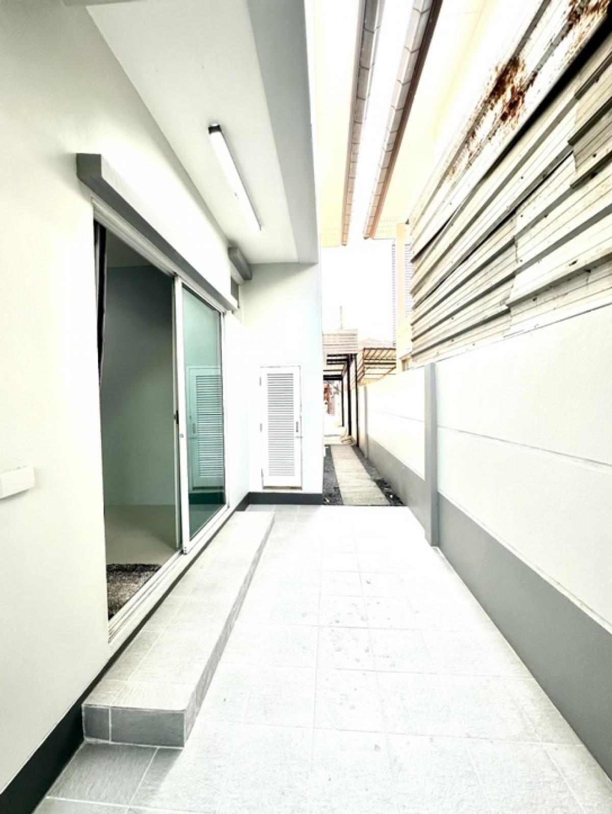 ให้เช่าบ้านลาดกระบัง สุวรรณภูมิ : Owner post - ลดราคา 28,000 บาท ต่อรองได้, รับนายหน้า, รับระยะสั้น, บ้านเดี่ยว รีโนเวทใหม่ทั้งหลัง ใกล้สนามบินสุวรรณภูมิ เส้นถนนต่อจากกรุงเทพกรีฑา