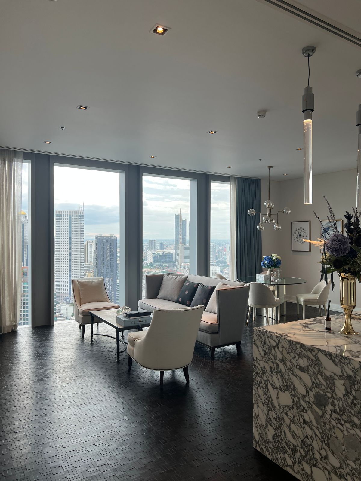 ให้เช่าคอนโดสาทร นราธิวาส : คอนโดมิเนียมสุดหรู 2 ห้องนอน 3 ห้องน้ำ ที่ Ritz-Carlton Residences | 147 ตร.ม. | ชั้น 43 | ราคา 170,000 บาท/เดือน | วิว ICONSIAM ที่น่าทึ่ง