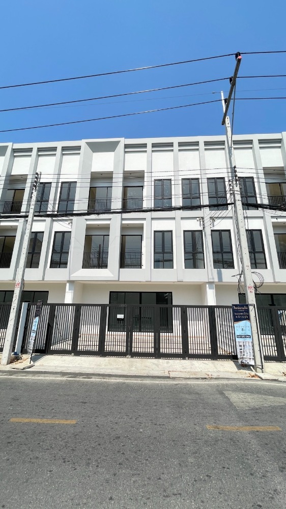 For SaleHome OfficePathum Thani,Rangsit, Thammasat : For Sale: Primero Phaholyothin 85 - 3-Story Home Office in a Prime Location, Close to Don Mueang Airport and the Skytrain, Convenient Access to All Routes. A spacious, luxurious 3-story home with 177 sqm of usable space,