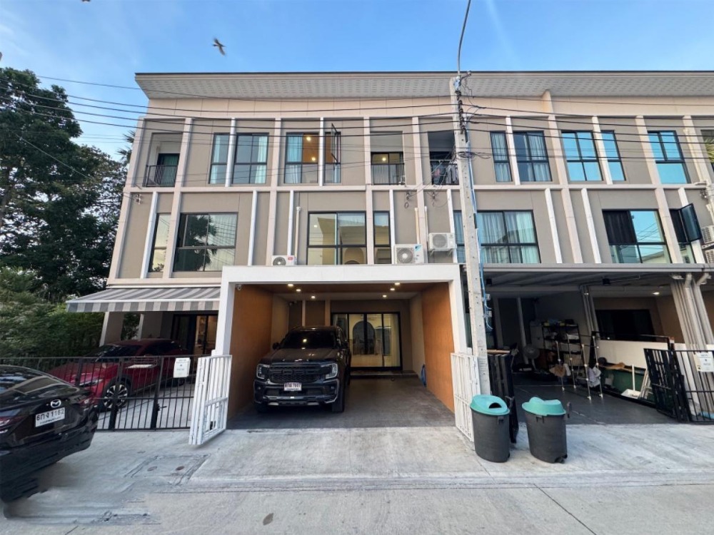 For RentTownhomePattanakan, Srinakarin : 🏡 House for rent, patio Srinakarin-Rama 9 (Krungthep Kreetha) 🌳 Near Wellington International School, complete with furniture and appliances, vacant house ready to move in ✅✅