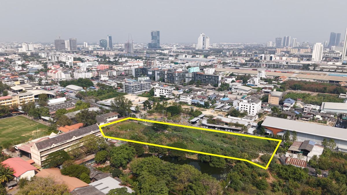 For SaleLandBangna, Bearing, Lasalle : RARE FIND in Bangna – Lasalle – Bearing!Prime Large Land Plot at Only THB 50,000 per sq.wah – It Truly Exists! Accessible from Lasalle Soi 48, Bearing Soi 39, and Sridan Soi 21. Located in the heart of Bangkok’s fast-growing Bangna economic zone. 