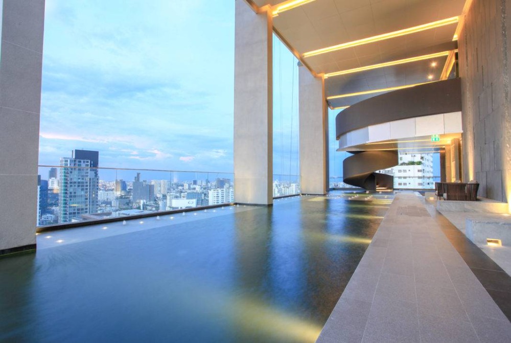 For RentCondoSukhumvit, Asoke, Thonglor : Corner Duplex for Rent at Laviq Sukhumvit 57, BTS Thonglo. Super nice!