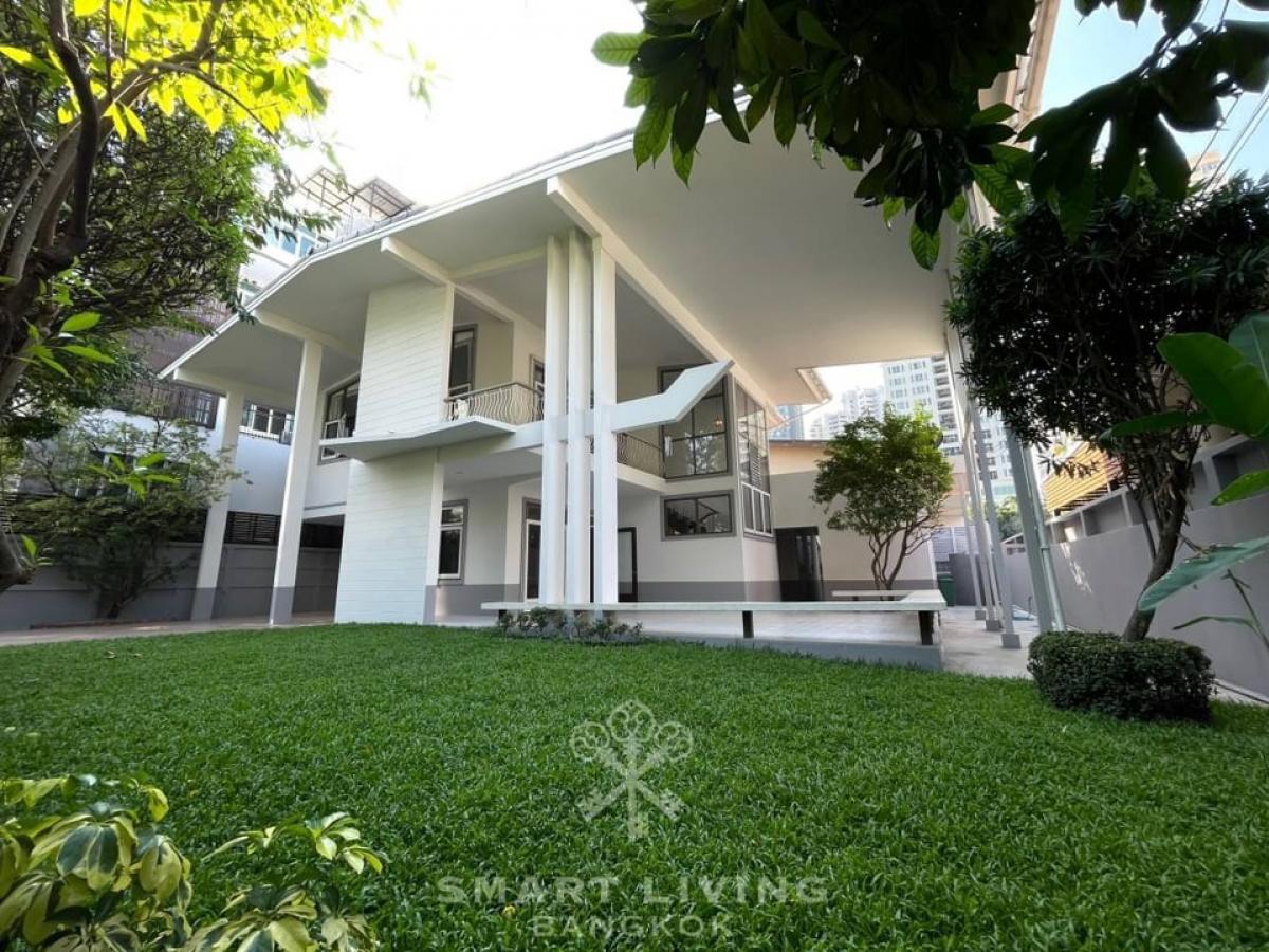 For RentHouseNana, North Nana,Sukhumvit13, Soi Nana : Available end of February 25Rare item! A traditional-style house in the heart of Bangkok with a front yard lawn. Pet allowed