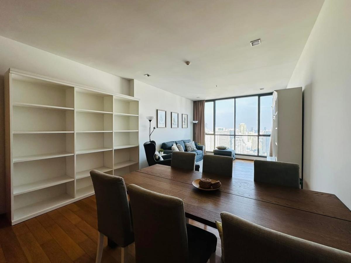 ขายคอนโดนานา : 📢👇Rare item! 3 beds with private access from sky bridge, near shopping malls, hospital , schools, university