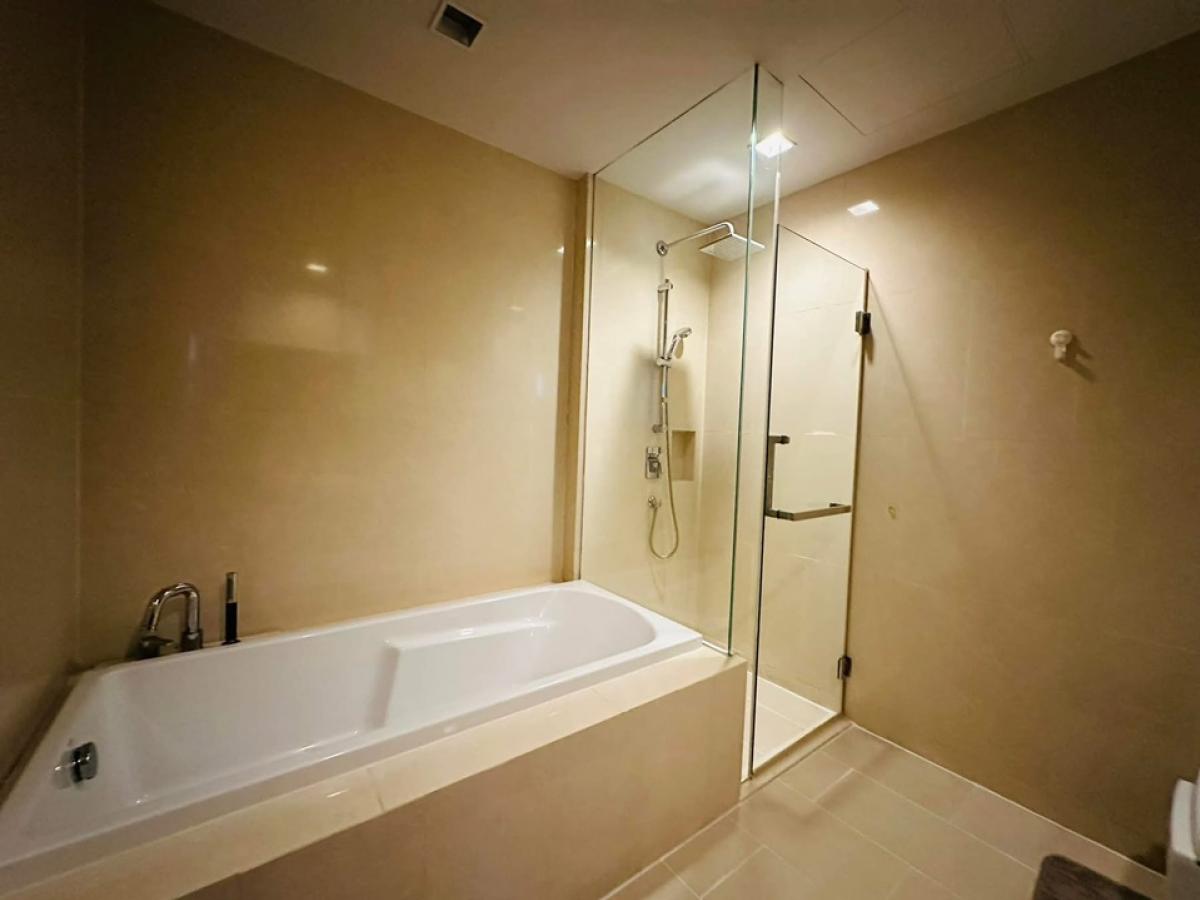 ขายคอนโดนานา : 📢👇Rare item! 3 beds with private access from sky bridge, near shopping malls, hospital , schools, university