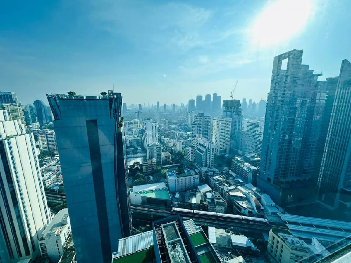 ขายคอนโดนานา : 📢👇Rare item! 3 beds with private access from sky bridge, near shopping malls, hospital , schools, university