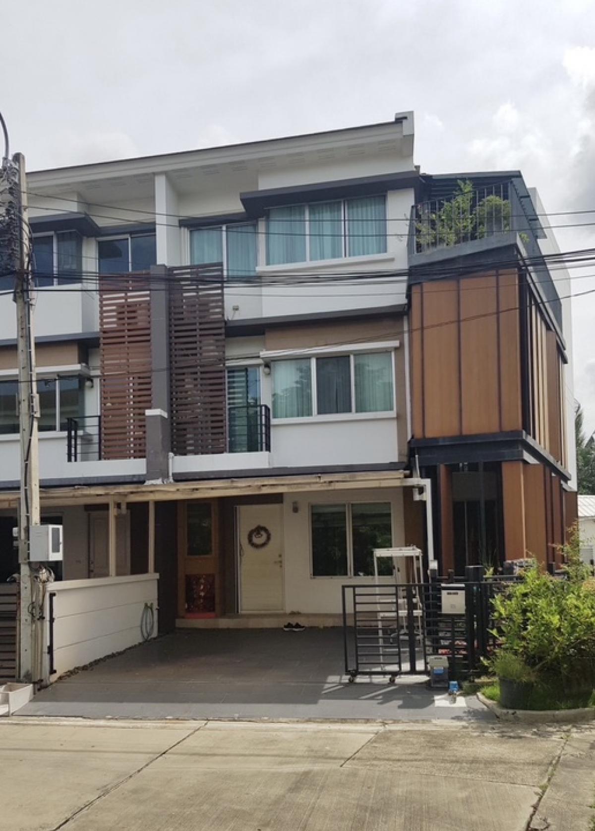 For SaleTownhomeLadkrabang, Suwannaphum Airport : Owner sells himself, great location, Townhome Townplus On Nut