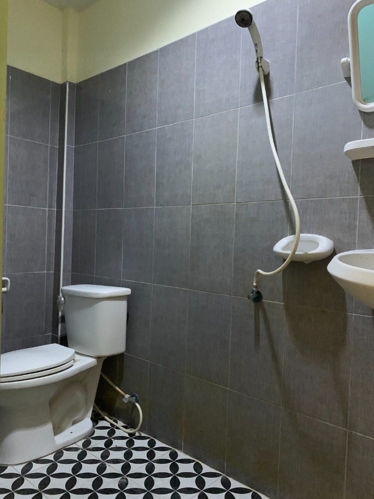 ขายทาวน์โฮมฉะเชิงเทรา : ราคาถูกที่สุดในโครงการ เหมาะพักอาศัยหรือทำโฮมออฟฟิศ  ขนาด 22 ตารางวา 2 ห้องนอน 2 ห้องน้ำ  ต่อเติมโครงหลังคาทั้งหน้าบ้านและหลังบ้าน