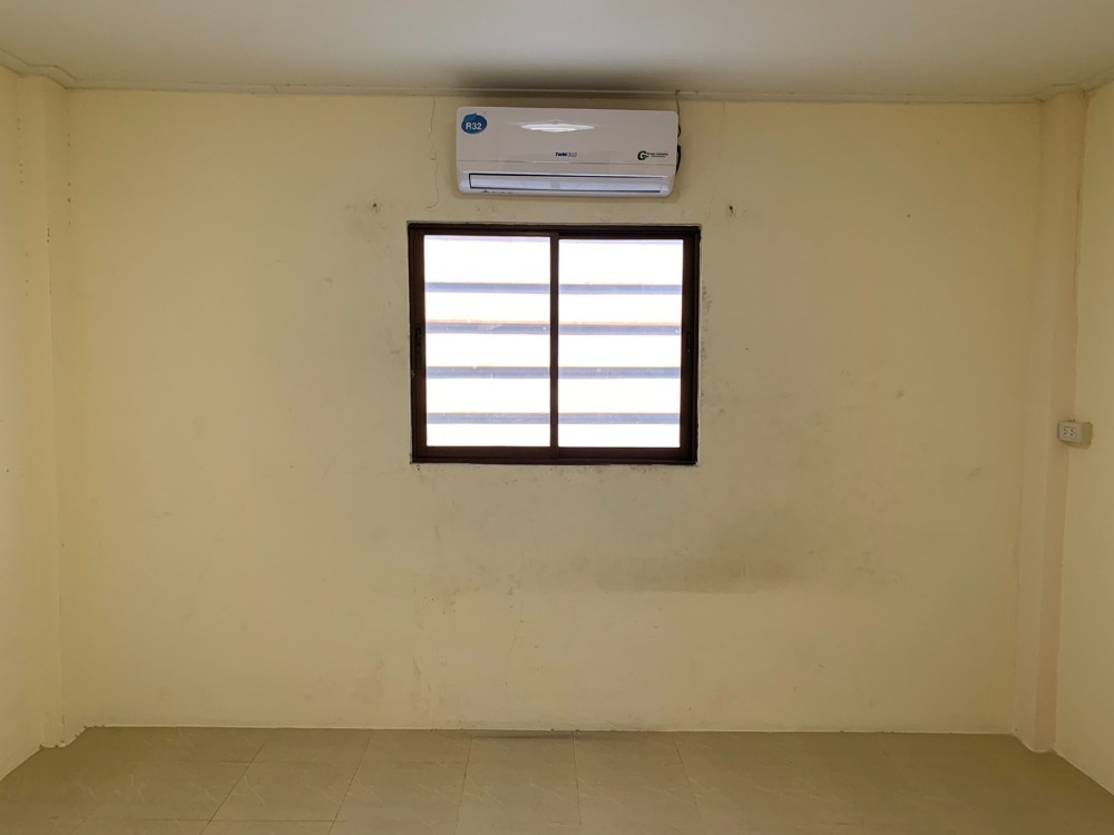 ขายทาวน์โฮมฉะเชิงเทรา : ราคาถูกที่สุดในโครงการ เหมาะพักอาศัยหรือทำโฮมออฟฟิศ  ขนาด 22 ตารางวา 2 ห้องนอน 2 ห้องน้ำ  ต่อเติมโครงหลังคาทั้งหน้าบ้านและหลังบ้าน