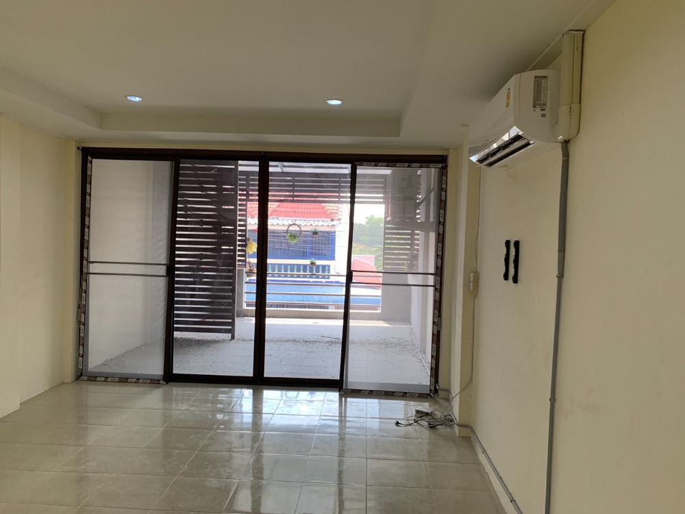 ขายทาวน์โฮมฉะเชิงเทรา : ราคาถูกที่สุดในโครงการ เหมาะพักอาศัยหรือทำโฮมออฟฟิศ  ขนาด 22 ตารางวา 2 ห้องนอน 2 ห้องน้ำ  ต่อเติมโครงหลังคาทั้งหน้าบ้านและหลังบ้าน