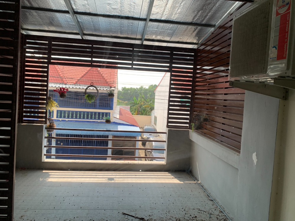 ขายทาวน์โฮมฉะเชิงเทรา : ราคาถูกที่สุดในโครงการ เหมาะพักอาศัยหรือทำโฮมออฟฟิศ  ขนาด 22 ตารางวา 2 ห้องนอน 2 ห้องน้ำ  ต่อเติมโครงหลังคาทั้งหน้าบ้านและหลังบ้าน