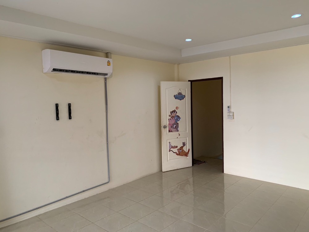 ขายทาวน์โฮมฉะเชิงเทรา : ราคาถูกที่สุดในโครงการ เหมาะพักอาศัยหรือทำโฮมออฟฟิศ  ขนาด 22 ตารางวา 2 ห้องนอน 2 ห้องน้ำ  ต่อเติมโครงหลังคาทั้งหน้าบ้านและหลังบ้าน