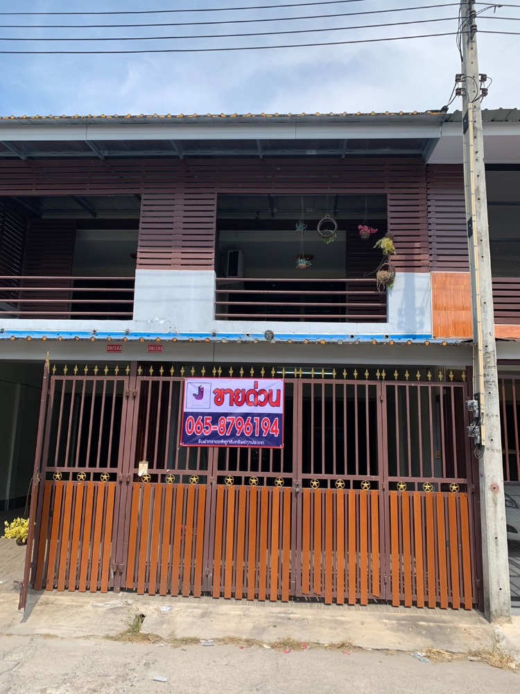 For SaleTownhomeChachoengsao : Cheapest price in the project Suitable for living or home office   Area 22 square wah, 2 bedrooms, 2 bathrooms   Roof extension both in front of the house and behind the house