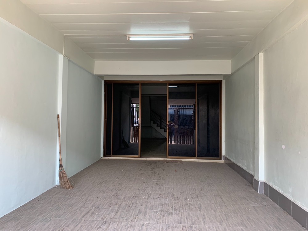 ขายทาวน์โฮมฉะเชิงเทรา : ราคาถูกที่สุดในโครงการ เหมาะพักอาศัยหรือทำโฮมออฟฟิศ  ขนาด 22 ตารางวา 2 ห้องนอน 2 ห้องน้ำ  ต่อเติมโครงหลังคาทั้งหน้าบ้านและหลังบ้าน