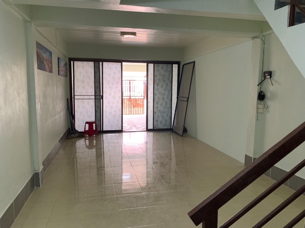 ขายทาวน์โฮมฉะเชิงเทรา : ราคาถูกที่สุดในโครงการ เหมาะพักอาศัยหรือทำโฮมออฟฟิศ  ขนาด 22 ตารางวา 2 ห้องนอน 2 ห้องน้ำ  ต่อเติมโครงหลังคาทั้งหน้าบ้านและหลังบ้าน