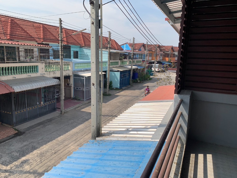 ขายทาวน์โฮมฉะเชิงเทรา : ราคาถูกที่สุดในโครงการ เหมาะพักอาศัยหรือทำโฮมออฟฟิศ  ขนาด 22 ตารางวา 2 ห้องนอน 2 ห้องน้ำ  ต่อเติมโครงหลังคาทั้งหน้าบ้านและหลังบ้าน