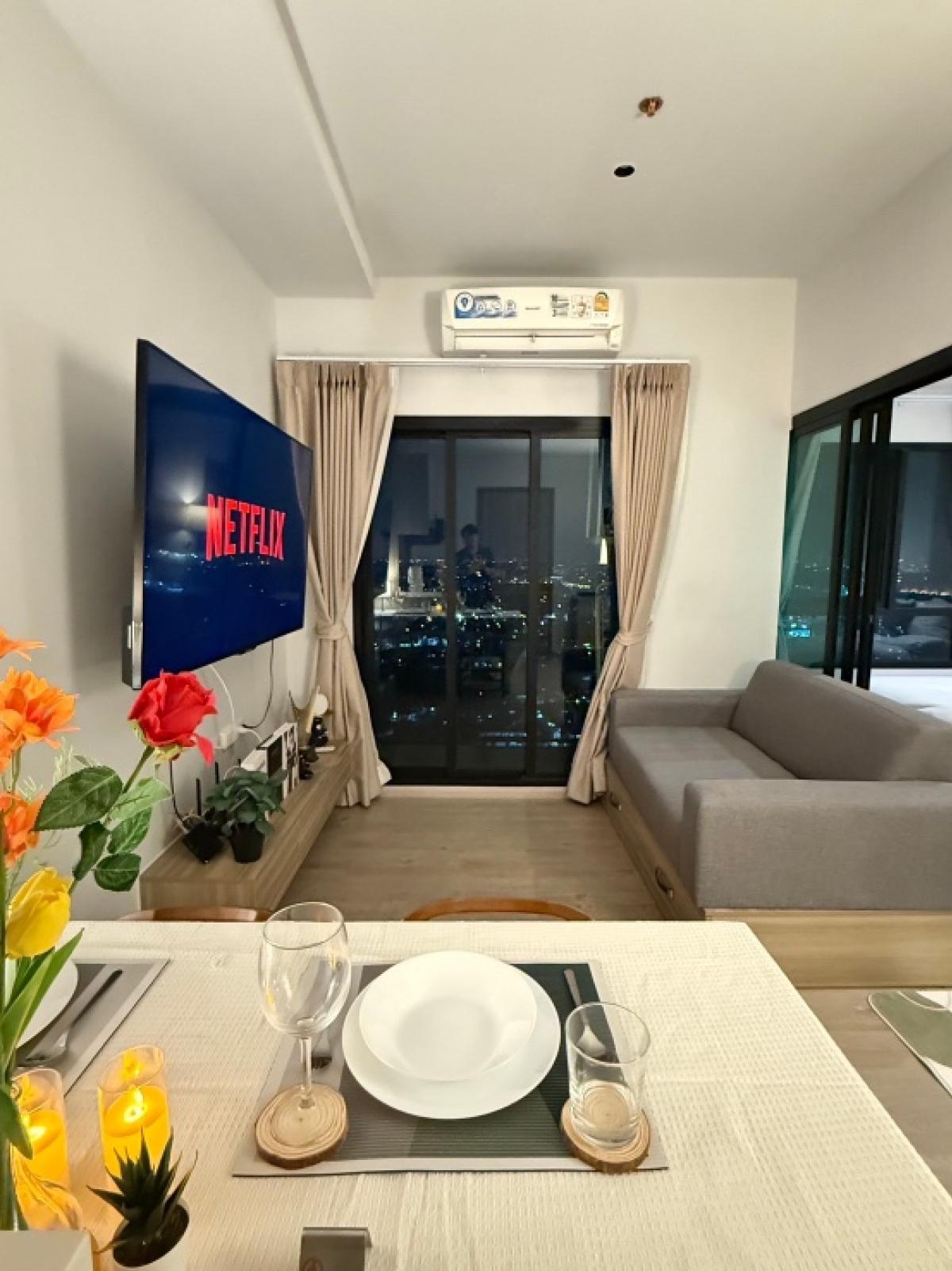 ให้เช่าคอนโดท่าพระ ตลาดพลู วุฒากาศ : “Owner post, agents are welcome.”Ready for short-term rent (1- 4months)Condo: Altitude Unicorn Sathorn - Thapra (High-rise condo next to BTS Talat Phlu 0 metres)Location: Talad Phlu25th floorRoom type: 1 bedroom, 1 bathroom, 31 square metresFurniture is r