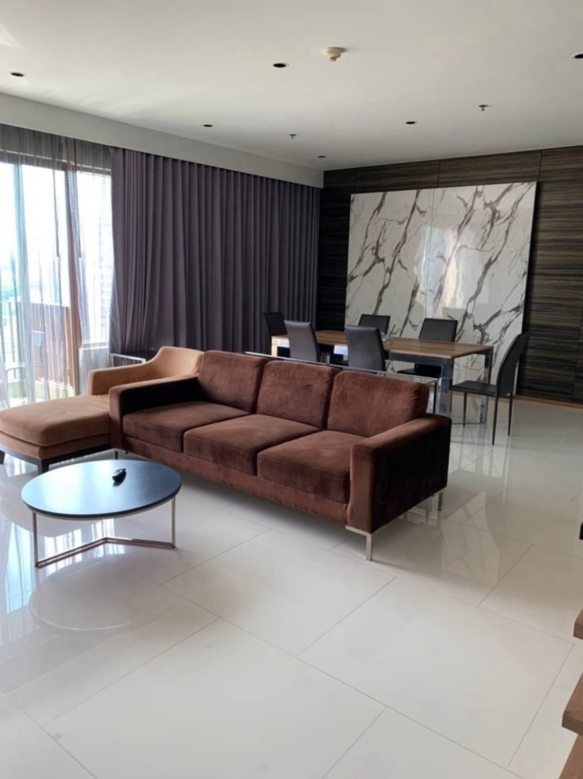 ให้เช่าคอนโดสุขุมวิท อโศก ทองหล่อ : 📍ให้เช่า คอนโด The Emporio Place,ขนาด 3 ห้องนอน 3 ห้องน้ำ 161 ตร.ม ค่าเช่า 85,000฿ ห้องสวยตรงปก  ชัั้นสูง  เฟอร์ครบ ใจกลางพร้อมพงษ์ ☎️ 088-753-2858