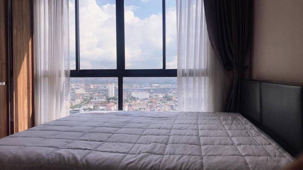 For RentCondoBang Sue, Wong Sawang, Tao Pun : Close to MRT Bang Pho, approximately 350 m. and the interchange point at Tao Poon Station between the Blue Line and Purple Line, approximately 600 m.