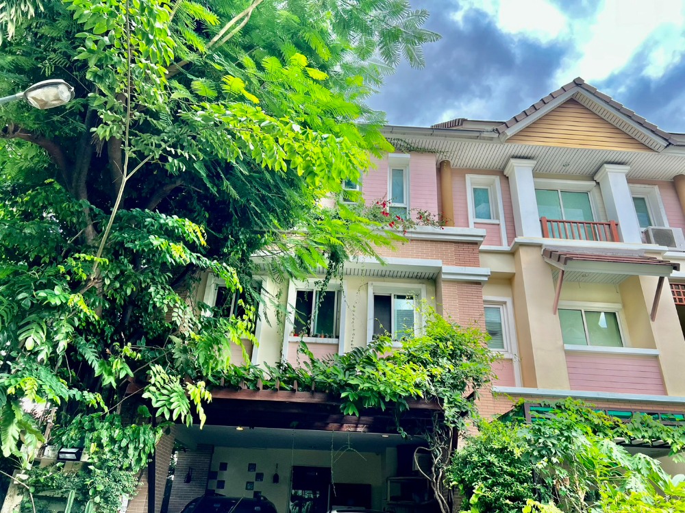 For SaleTownhomeRamkhamhaeng, Hua Mak : Corner townhouse for sale, very beautiful, price reduced by a million, Huamark 11, near the Yellow Line, Sri Kritha Station
