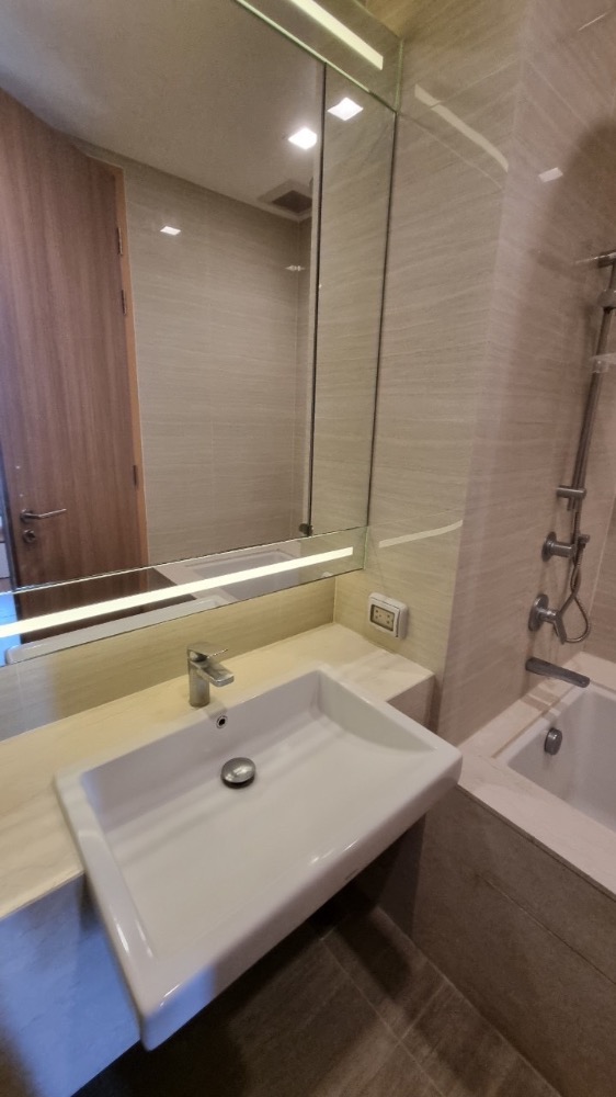 For RentCondoSukhumvit, Asoke, Thonglor : Condo for rent: Noble BE 33, fully furnished condo, ready to move in, close to BTS Phrom Phong and many shopping malls!!