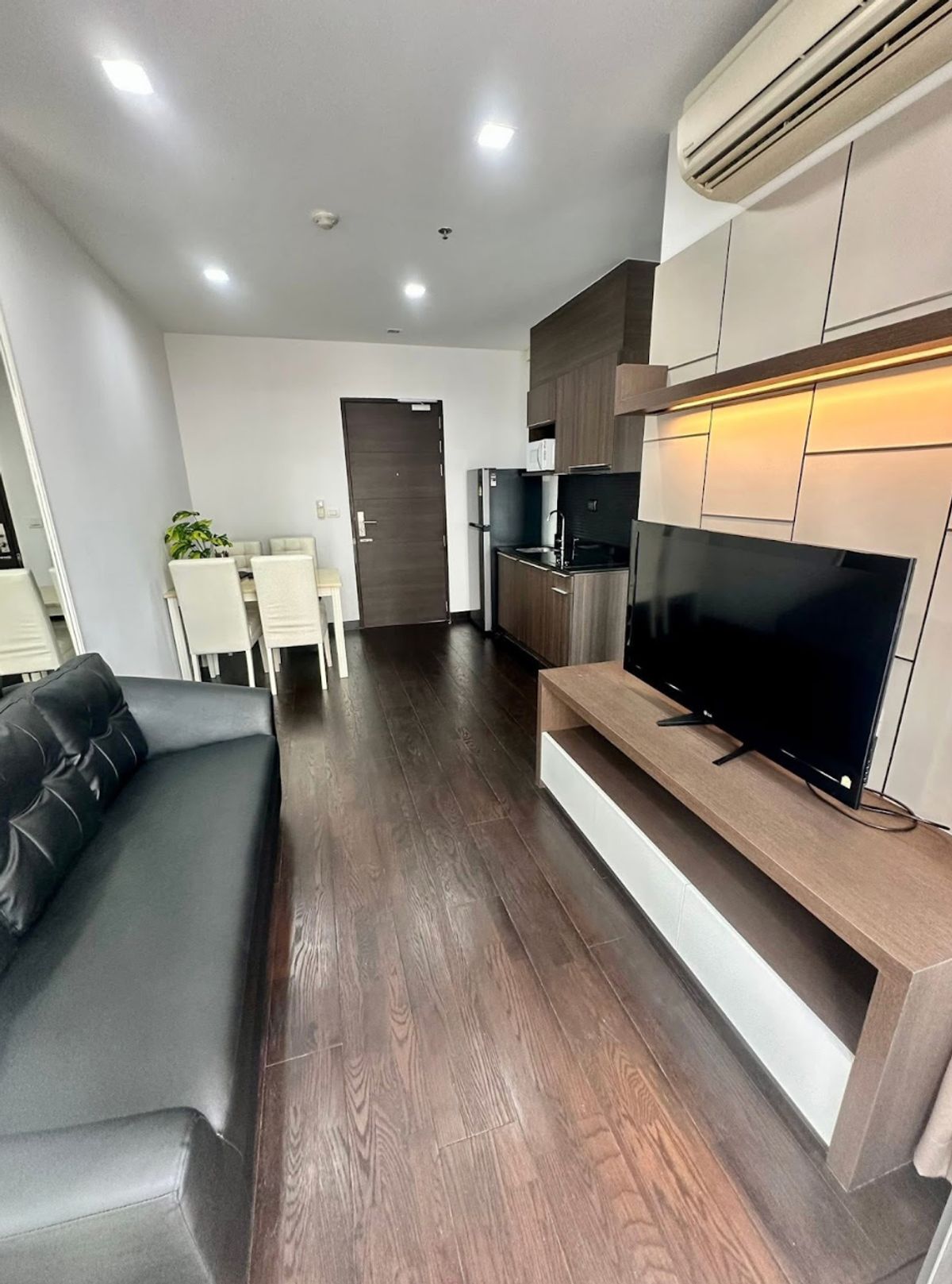 For RentCondoRatchathewi,Phayathai : 🔥 Dont miss out on this huge discount! 🔥 ​​🏙️ Ideo Q Phayathai 📍 2 bedrooms | 2 bathrooms | Size 75 sq m. 💸 Rent only 35,000 baht/month (negotiable!) 📞 Call: 086-746-8882 (K. Cooper)