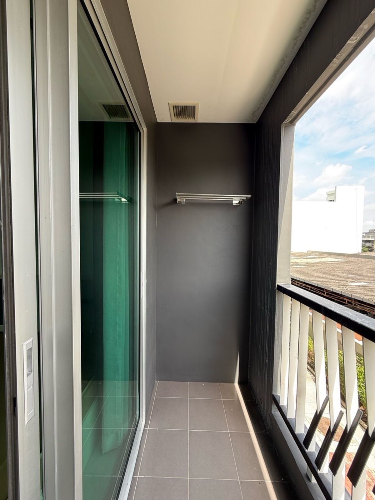 For RentCondoPattanakan, Srinakarin : Condo for rent Asgarn Place Srinakarin, the room on the 2nd floor, size 26.31 sqm, near Tesco Lotus Phatthanakan 10min walk to  BTS huamak