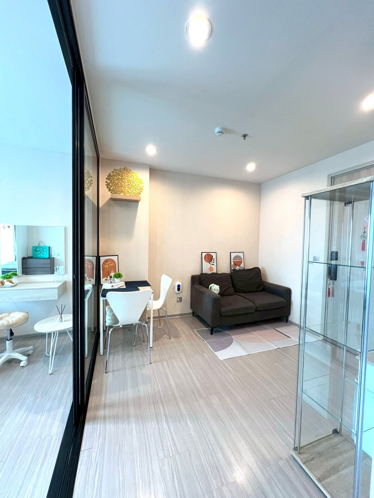เช่า/ขายคอนโด Aspire Erawan Prime ห้องมุมสวย ไม่เคยปล่อยเช่า พร้อมเฟอร์นิเจอร์อย่างดีครบๆ ส่วนกลางจัดเต็ม ติดBTSเอราวัณ / โทร 099-149-5164 Loading...