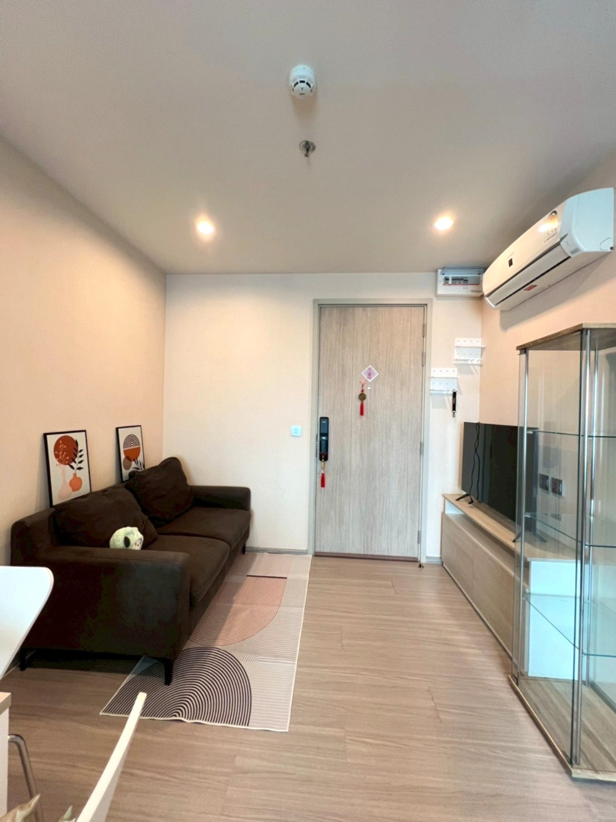 For RentCondoSamut Prakan,Samrong : Rent Aspire Erawan Prime. The big room is full. There are air conditioners in all rooms for free. Clear the air with complete furniture. The central part is full. Next to BTS Erawan / call 099-149-5164