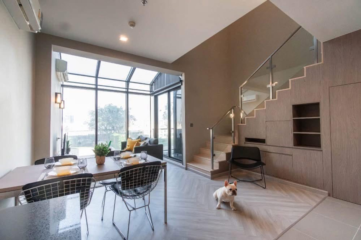 ขายคอนโดสะพานควาย จตุจักร : M Jatujak — Rare Item! Duplex 2 ชั้น ฟีลบ้านเดี่ยวลอยฟ้า ยูนิตหายาก! 1 Bed 2 Bath ดีไซน์เท่ เพดานสูงโปร่ง พร้อมส่วนกลางระดับ Top ใจกลางจตุจักร