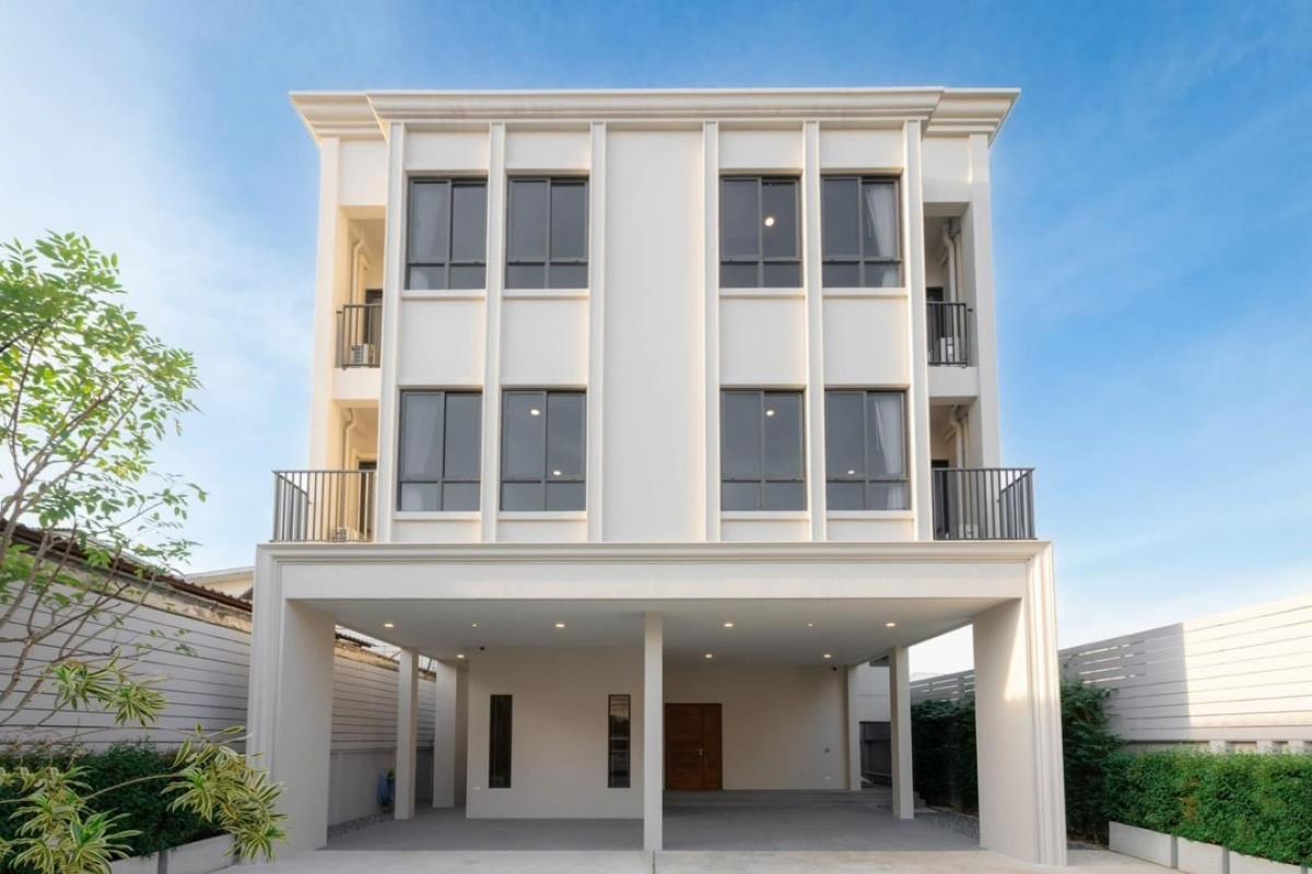 For SaleHouseYaowarat, Banglamphu : For Sale✨ 3-storey luxury house in the heart of Ratchadamnoen ✨