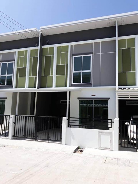 For RentTownhomePattaya, Bangsaen, Chonburi : Makro Amata 530m. Robinson Lifestyle Chonburi 900m. 2-storey townhouse 4 bed 2 bath good atmosphere