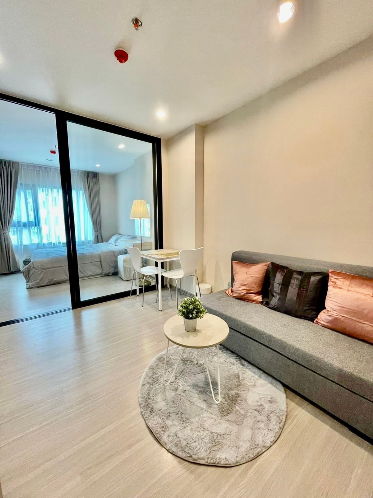 ให้เช่าคอนโดสมุทรปราการ สำโรง : ️เช่าคอนโด Aspire Erawan Prime ห้องครัวมีประตูปิดกันกลิ่น พร้อมเฟอร์นิเจอร์อย่างดีครบๆ ส่วนกลางจัดเต็ม ติดBTSเอราวัณ / โทร 099-149-5164